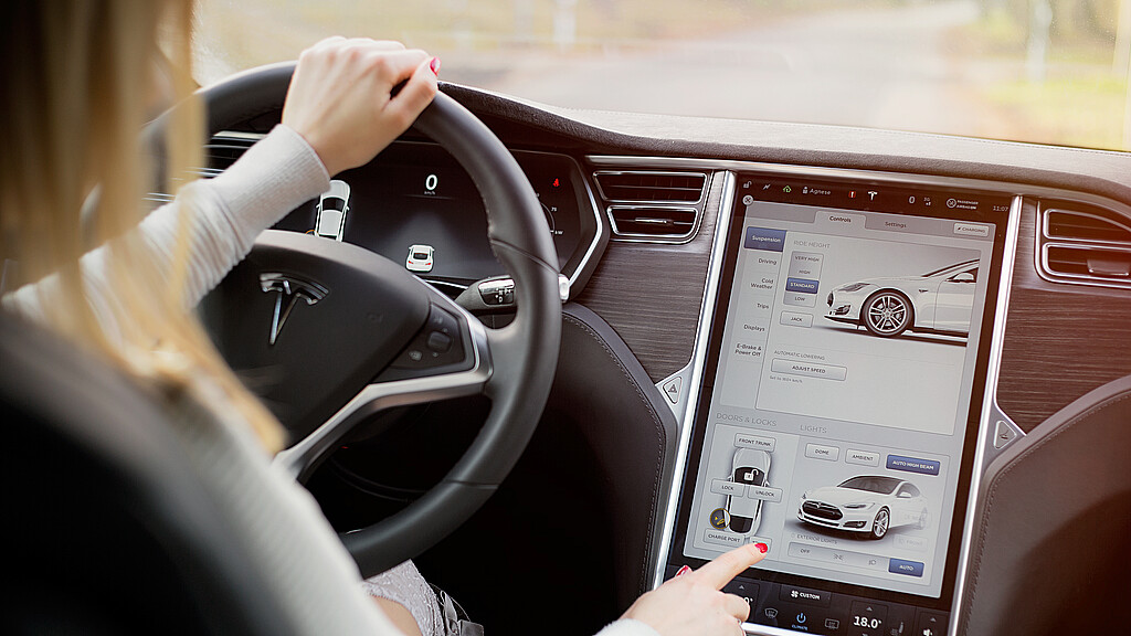 Muere conductor de Tesla S tras estrellar su carro contra un camión de bomberos que protegía la escena del accidente
