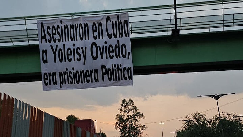 Carteles contra dictadura cubana en Ciudad de México